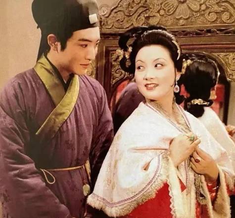 礼教藩篱与权力博弈：贾琏疏离宝钗的深层密码