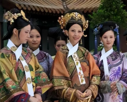 清朝后宫妃子走路需宫女扶：弱不禁风背后的多重真相